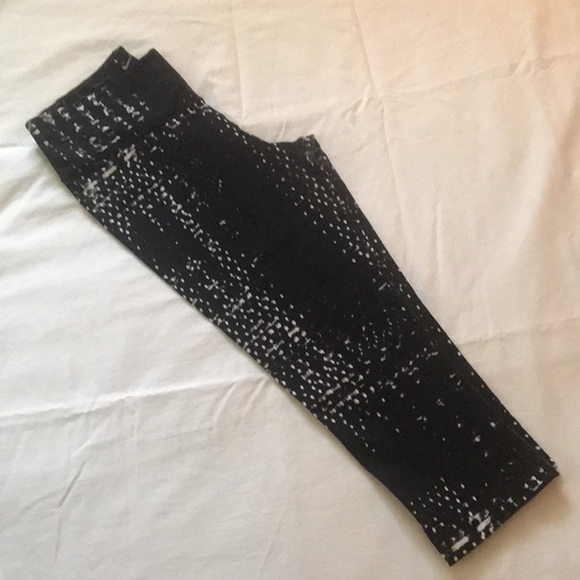 NIKE Dri Fit BLACK & WHITE Capri Leggings Sz M - Picture 11 of 13